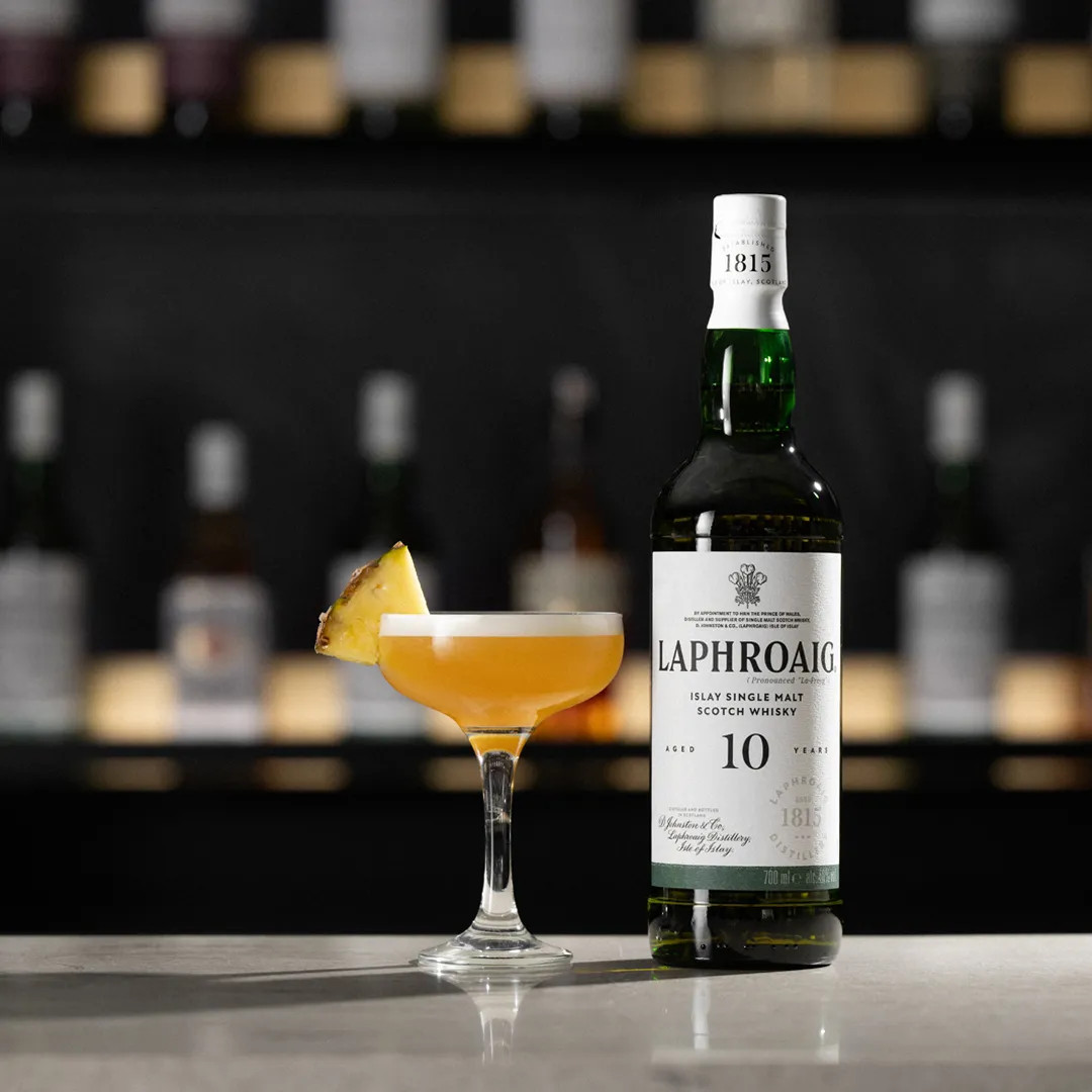 Laphroaig mit einem Cocktail Glas