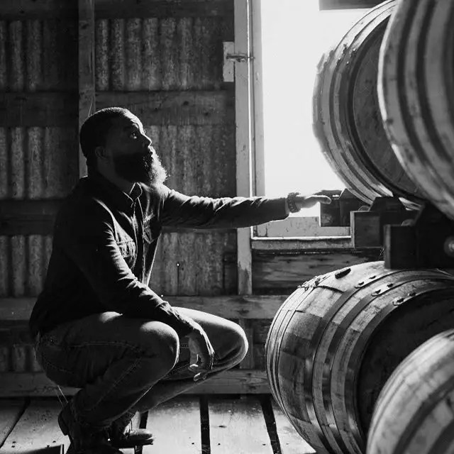 Jack Daniels Mann vor Fasslager