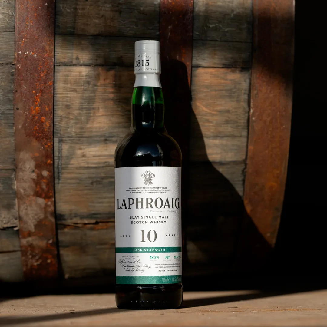 Laphroaig 10 Jahre vor einem Fass
