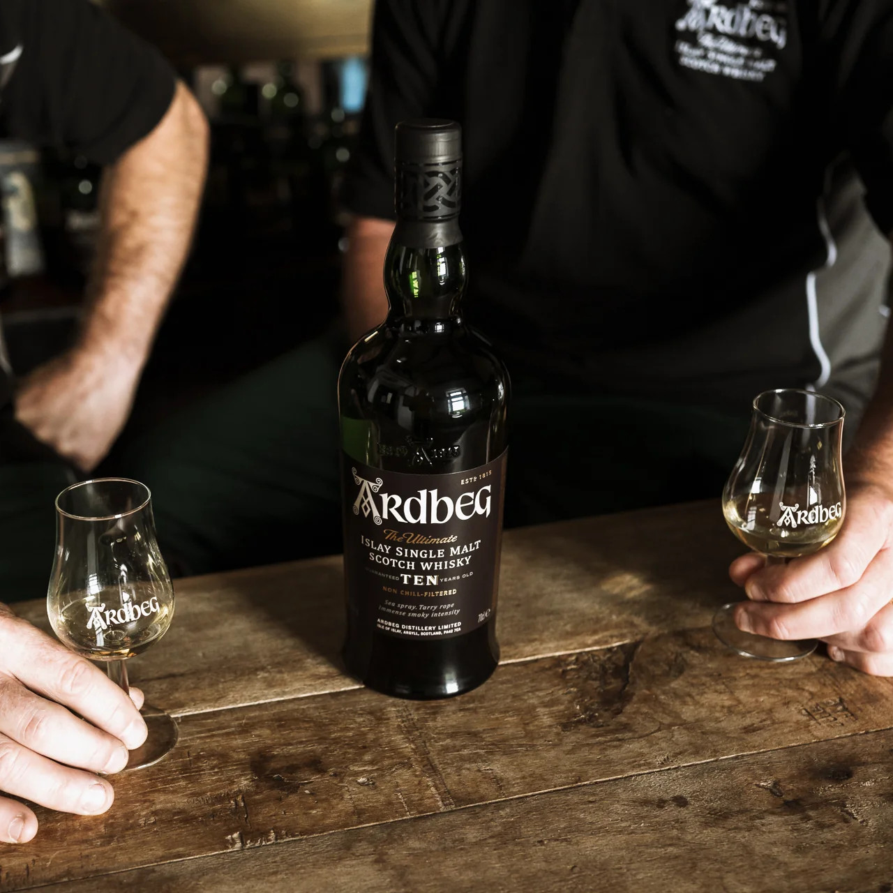 Ardbeg Ten in einer Bar mit 2 Gläsern